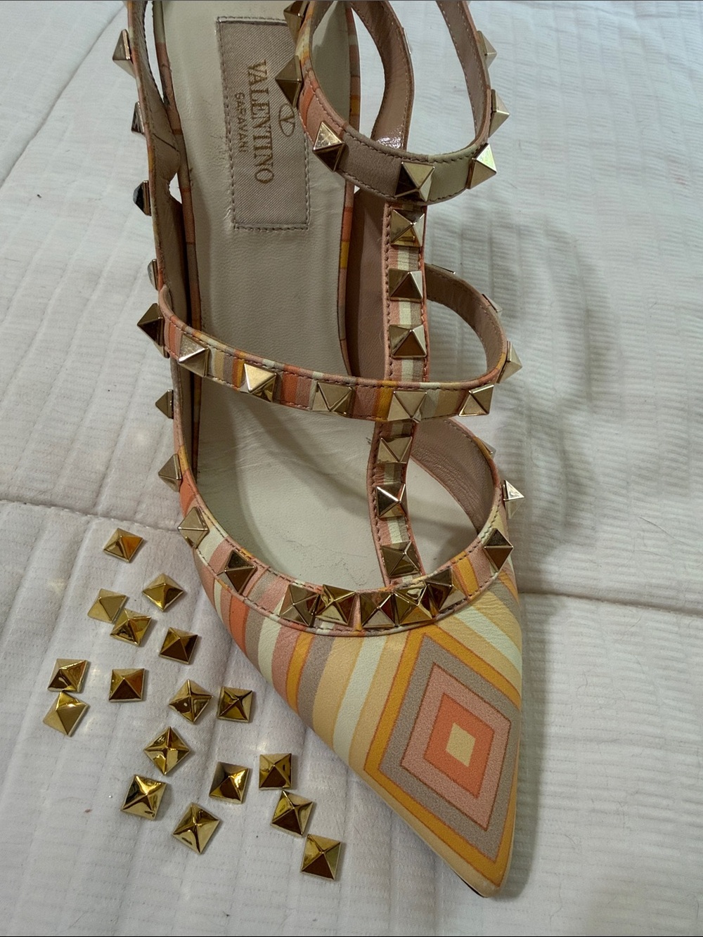 Gold Pyramid Stud for ROCKSTUD Valentino like